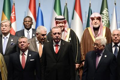 Turkish President Tayyip Erdogan (front row, C) stands next to   Jordan's King Abdullah (L) and Palestinian President Mahmoud Abbas (R) as they pose for a group photo during an Extraordinary Summit of the Organisation of Islamic Cooperation (OIC) on last week's US recognition of Jerusalem as Israel's capital, on December 13, 2017 in Istanbul.  / AFP PHOTO / YASIN AKGUL