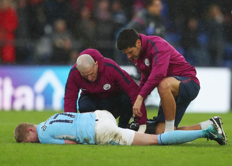 LONDON, ENGLAND - DECEMBER 31:  An injured Kevin De Bruyne of Manchester City is given assistance during the Premier League match between Crystal Palace and Manchester City at Selhurst Park on December 31, 2017 in London, England.  (Photo by Catherine Ivill/Getty Images)