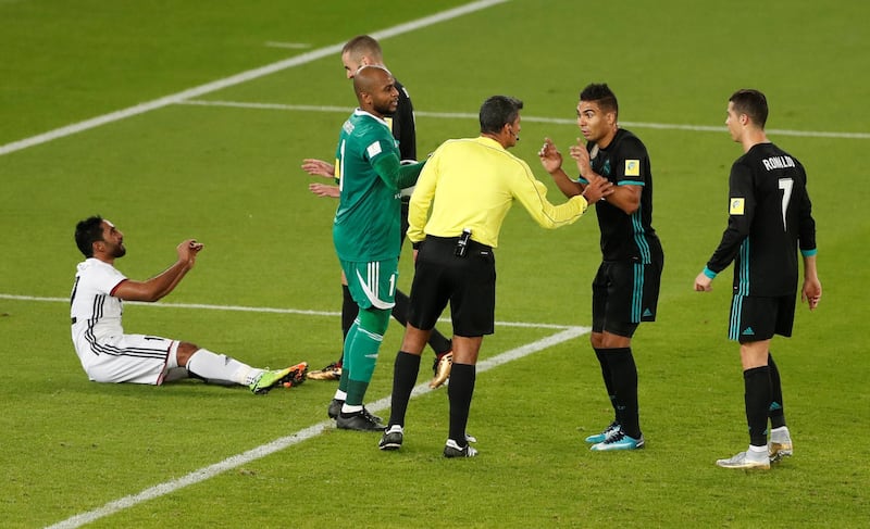 Real Madrid’s Casemiro argues with referee Sandro Ricci. Amr Abdallah Dalsh / Reuters