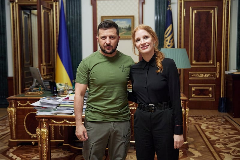 This handout picture taken on August 7, 2022 shows the Ukrainian President Volodymyr Zelenskyy, left, posing with US actress Jessica Chastain before a meeting in Kyiv. AFP PHOTO  /  Ukrainian Presidential press-service
