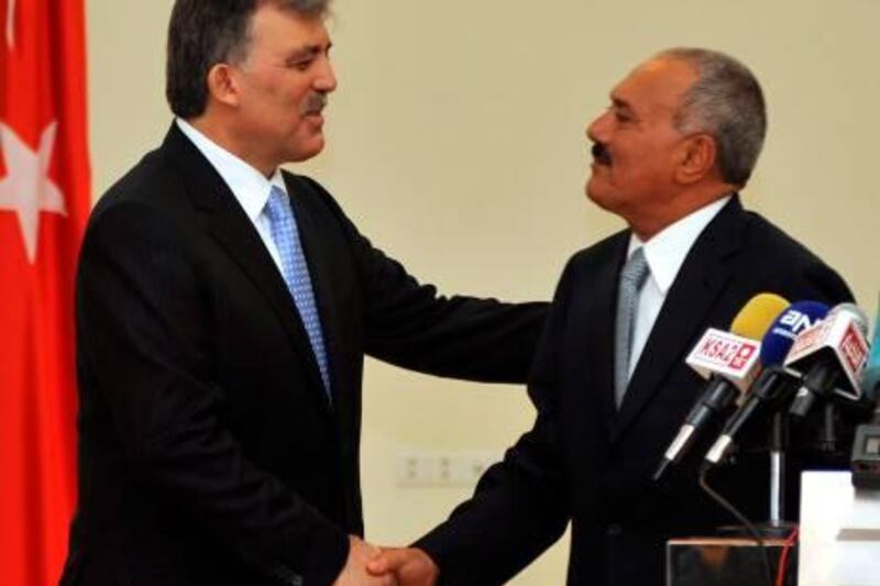 epa02524923 Turkish President Abdullah Gul (L) shakes hands with his Yemeni counterpart Ali Abdullah Saleh following a joint news conference with in Sana’a, Yemen, on 11 January 2011. Five agreements, including on military industries, were signed between Turkey and Yemen within the scope of Turkish President Gul's two-day visit to Yemen.  EPA/YAHYA ARHAB *** Local Caption ***  02524923.jpg