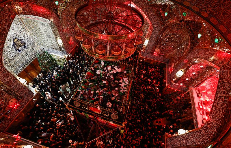 Shi'ite pilgrims gather at the shrine of Imam Ali during the anniversary of the death of Imam Ali, in the holy city of Najaf, Iraq, April 12, 2023.  REUTERS / Thaier Al-Sudani