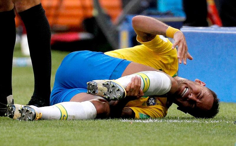 Neymar in pain after a challenge during Brazil's match against Mexico. Sergey Dolzhenko / EPA