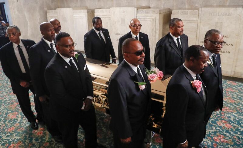 epaselect epa06988726 The Casket bearing the body of US recording artist Aretha Franklin is interned in the mausoleum at Woodlawn Cemetery in Detroit, Michigan, USA, 31 August 2018. Aretha Franklin, known as the Queen of Soul for recording hits such as RESPECT, Chain of Fools and many others, died 16 August 2018 from pancreatic cancer.  EPA/PAUL SANCYA / POOL