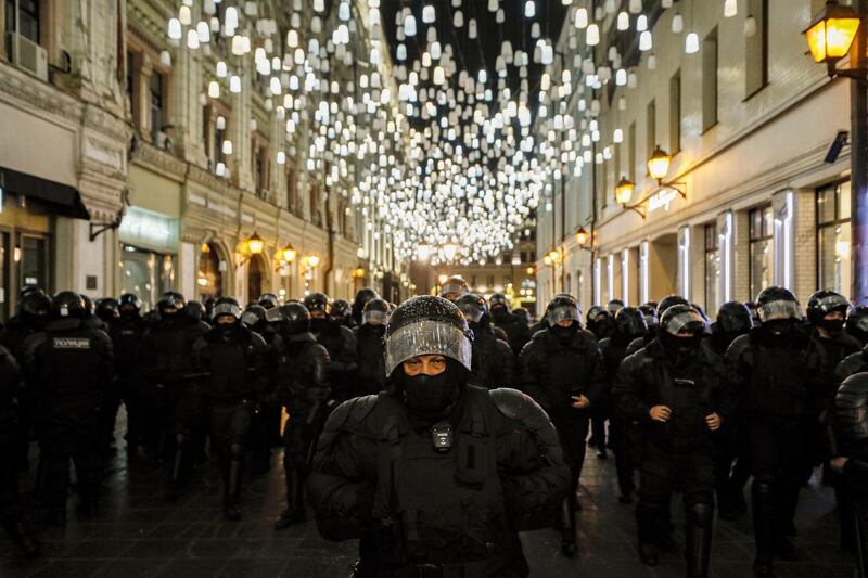 epa08982557 Russian reinforced police units stand guard in downtown of Moscow, Russia, 02 February 2021.  The visiting session of the Simonovsky city court decided to grant the Federal Penitentiary Service petition to replace the suspended sentence with a real one. 3.5 years in a general regime colony, while the time spent under house arrest during the investigation of the 'Yves Rocher' case must be credited. Thus, when the sentence comes into force, the term will be 2 years 8 months. Opposition leader Alexei Navalny was detained after his arrival to Moscow from Germany on 17 January 2021. A Moscow judge on 18 January ruled that he will remain in custody for 30 days following his airport arrest.  EPA/YURI KOCHETKOV