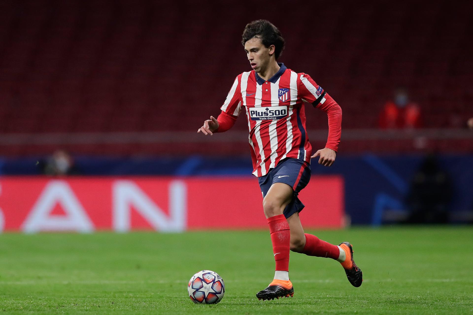 MADRID, SPAIN - DECEMBER 01: Joao Felix of Atletico de Madrid controls the ball during the UEFA Champions League Group A stage match between Atletico Madrid and FC Bayern Muenchen at Estadio Wanda Metropolitano on December 01, 2020 in Madrid, Spain. (Photo by Gonzalo Arroyo Moreno/Getty Images)