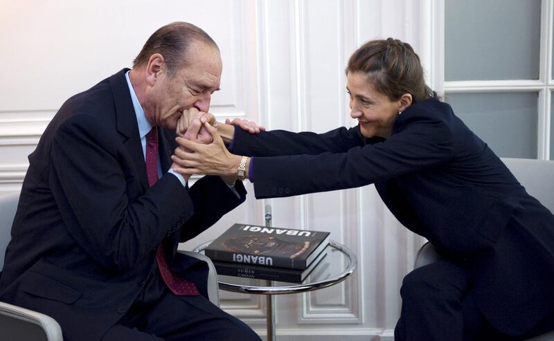 (FILES) In this file photo taken on July 9, 2008 former French president Jacques Chirac (L) kisses the hand of Franco-Colombian politician Ingrid Betancourt during their meeting in Paris, nearly a week after her rescue from Colombian rebels who held her hostage more than six years. - Former French President Jacques Chirac has died at the age of 86, it was announced on September 26, 2019. (Photo by PHILIPPE WOJAZER / POOL / AFP)