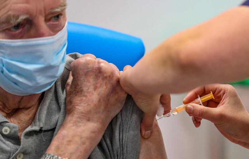 John Mason, 82, receives a coronavirus vaccine in the crypt of Blackburn Cathedral, Blackburn, northwest England one of ten new Covid-19 mass vaccination centres to open on January 18, 2021.
 / AFP / POOL / Peter Byrne
