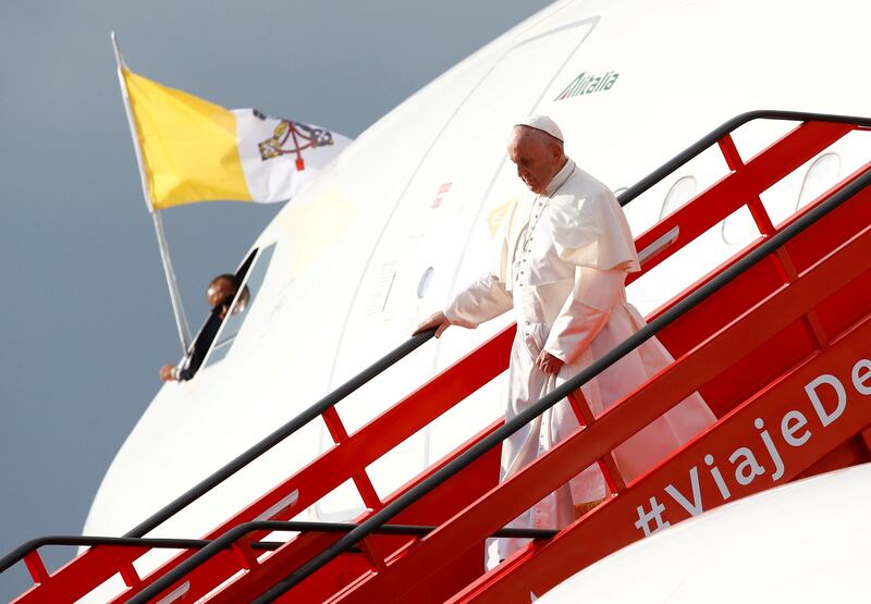 Pope Francis disembarks from the plane after arriving at Bogota, Colombia, September 6, 2017. REUTERS / Stefano Rellandini - RC186D628190