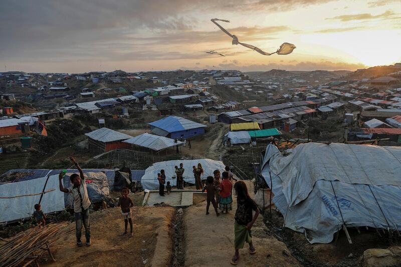 Rohingya refugee children fly improvised kites at the Kutupalong refugee camp near Cox's Bazar, Bangladesh December 10, 2017. REUTERS/Damir Sagolj  TO FIND ALL PICTURES SEARCH REUTERS PULITZER
