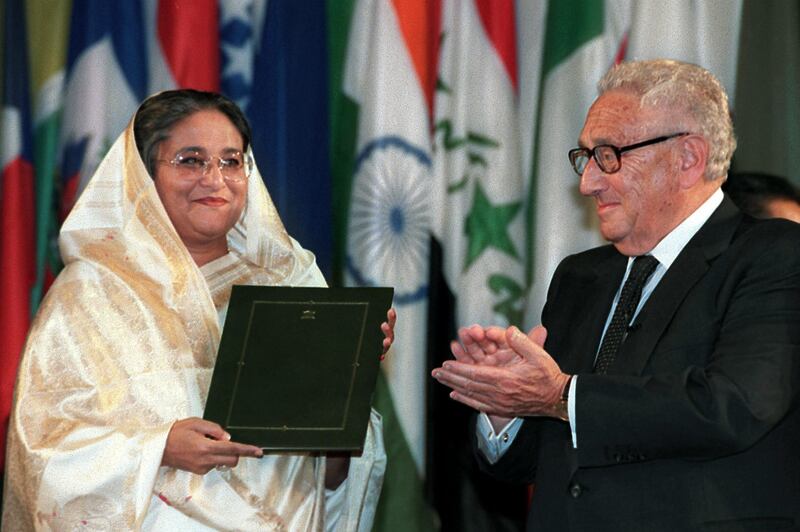 Mr Kissinger presents Bangladeshi Prime Minister Sheikh Hasina Wajed with the Unesco Felix Houphouet-Boigny Peace Prize, in Paris, in 1999. AFP