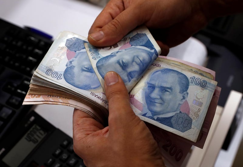 A money changer counts Turkish lira banknotes at a currency exchange office in Istanbul, Turkey August 2, 2018. Picture taken August 2, 2018. REUTERS/Murad Sezer