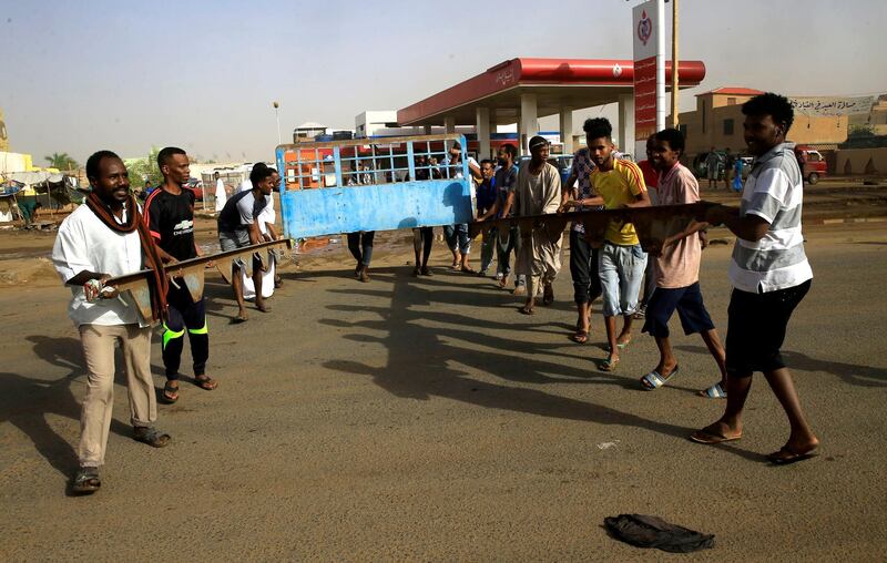 FILE PHOTO: Sudanese protesters erect a barricade on a street and demanding that the country's Transitional Military Council hand over power to civilians in Khartoum, Sudan June 3, 2019. REUTERS/Stringer/File Photo