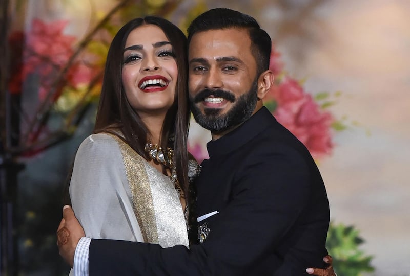 Indian Bollywood actress Sonam Kapoor poses with her husband, businessman Anand Ahuja after their traditional marriage ceremony in Mumbai on May 8, 2018. / AFP PHOTO / Sujit Jaiswal