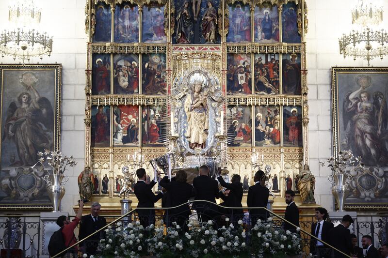 Real Madrid players offer their 14th European Cup trophy to the Virgin of La Almudena at La Almudena Chatedral. EPA