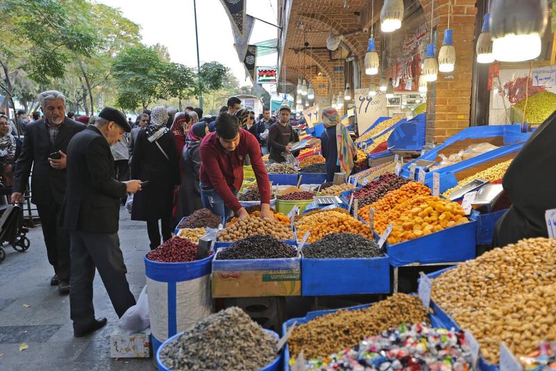 Iranians shop in the capital Tehran's grand bazar on November 3, 2018.  Iran's supreme leader Ayatollah Ali Khamenei said today that President Donald Trump has "disgraced" US prestige and would be the ultimate loser from renewing sanctions on the Islamic republic.
Trump announced in May he was withdrawing from the 2015 nuclear deal and reimposing sanctions, sparking outrage among world powers who say Iran has been complying with commitments to restrict its atomic programme. / AFP / ATTA KENARE
