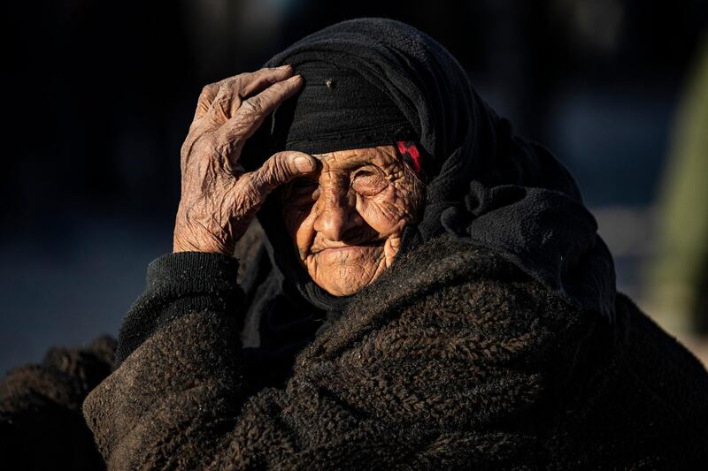 An elderly Syrian woman waits to leave the Kurdish-run al-Hol camp holding relatives of alleged Islamic State (IS) group fighters, in the al-Hasakeh governorate in northeastern Syria, on November 24, 2020. - A Kurdish official in charge of the region's camps, said 515 people from 120 families were returning to areas in the east of Deir Ezzor province, the first to do so after the Kurdish authorities in northeast Syria vowed to allow thousands of Syrians including the families of IS fighters out of the over-populated camp. (Photo by Delil SOULEIMAN / AFP)
