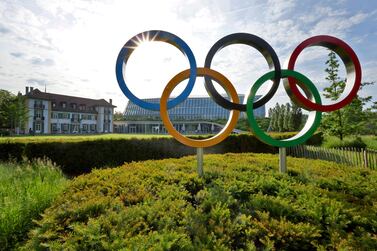 FOTO DEL FILE: Gli anelli olimpici sono raffigurati di fronte alla sede del Comitato Olimpico Internazionale (CIO) a Losanna, Svizzera, il 17 maggio 2022. REUTERS / Denis Balibouse / File Photo