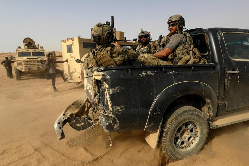 (FILES) In this file photo taken on September 13, 2018, US-backed forces are pictured near the village of Susah in the eastern province of Deir Ezzor, near the Syrian border with Iraq. The Islamic State group has ousted a US-backed coalition of Kurdish and Arab forces from its holdout in eastern Syria, the  Syrian Observatory for Human Rights monitor said on October 28, 2018. A Syrian Democratic Forces commander, asking not to be named, confirmed the SDF retreat from Hajin in the eastern province of Deir Ezzor near the Iraqi border, around seven weeks after it launched an anti-IS offensive backed by the US-led coalition. / AFP / Delil souleiman
