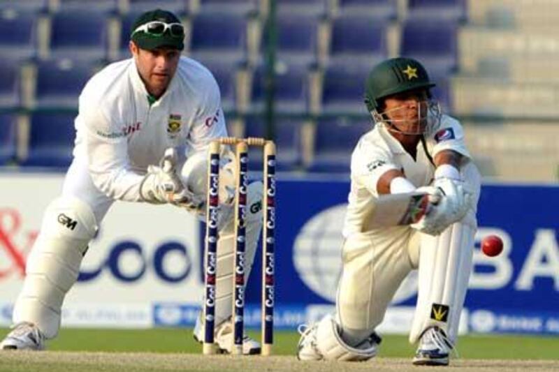 Pakistan’s Adnan Akmal goes for a sweep shot as South Africa’s bowlers toiled on the third day of the Abu Dhabi Test.