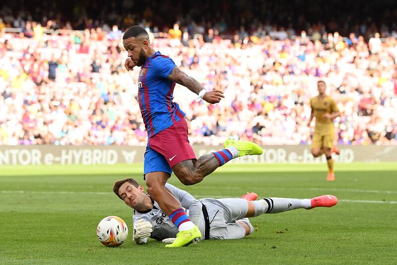 Memphis Depay of Barcelona shoots whilst under pressure from Matias Dituro of Levante. Getty Images