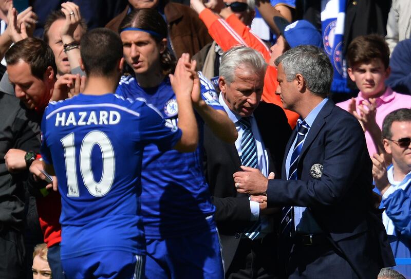 Chelsea's Portuguese manager Jose Mourinho (R) speaks with Crystal Palace's English manager Alan Pardew during the English Premier League football match between Chelsea and Crystal Palace at Stamford Bridge in London on May 3, 2015. Chelsea beat Crystal Palace 1-0 at a festive, sun-soaked Stamford Bridge on Sunday to claim their first Premier League title since 2010.  
AFP PHOTO / GLYN KIRK
RESTRICTED TO EDITORIAL USE. No use with unauthorized audio, video, data, fixture lists, club/league logos or “live” services. Online in-match use limited to 45 images, no video emulation. No use in betting, games or single club/league/player publications. (Photo by GLYN KIRK / AFP)