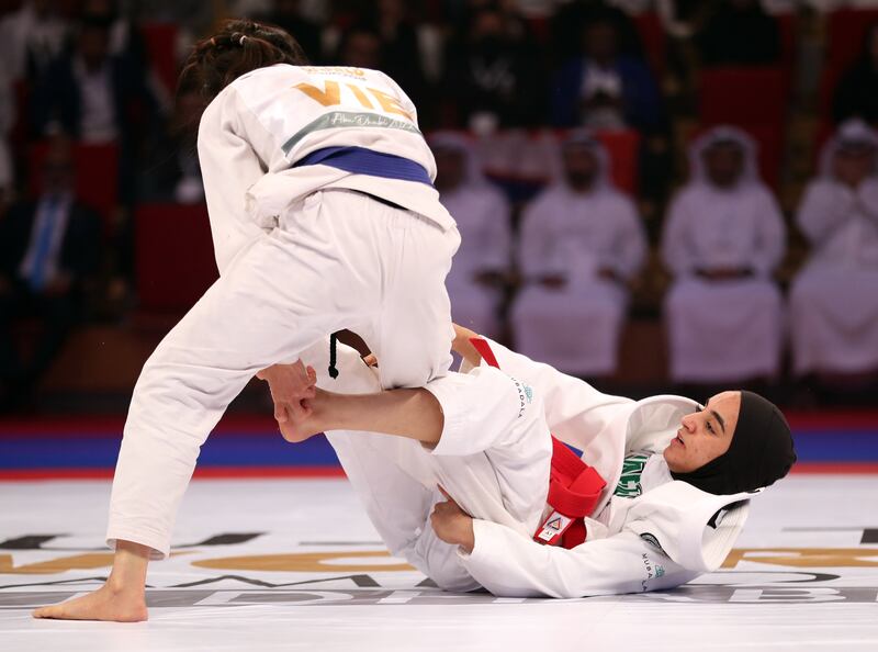 Emirati Hamda Al Shkeili (Red) beats Phung Thị Hue in the -45kg division. Chris Whiteoak / The National