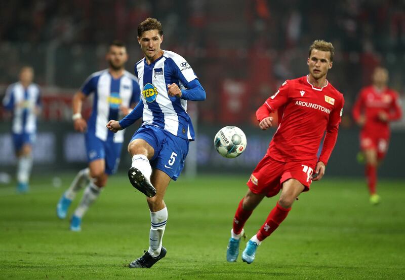 BERLIN, GERMANY - NOVEMBER 02: Niklas Stark of Hertha BSC is put under pressure from Sebastian Andersson of 1. FC Union Berlin during the Bundesliga match between 1. FC Union Berlin and Hertha BSC at Stadion An der Alten Foersterei on November 02, 2019 in Berlin, Germany. (Photo by Maja Hitij/Bongarts/Getty Images)