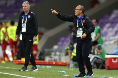 Vietnam's coach Hang-Seo Park (R) gives his instructions during the 2019 AFC Asian Cup group D football match between Vietnam and Yemen at the Hazza Bin Zayed Stadium in Al-Ain on January 16, 2019.  / AFP / -
