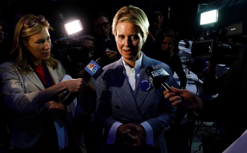 epa06757953 Democratic gubernatorial hopeful Cynthia Nixon (C) talks to reporters while attending the 2018 New York State Democratic Convention at Hofstra University in Hempstead, New York, USA, 23 May 2018. Nixon, who was well know as an actress before running for New York governor, has mounted a campaign against incumbent Governor Andrew Cuomo and put forth her name to be nominated as the Democratic party's candidate, though there was little expectation that would be successful.  EPA/JUSTIN LANE