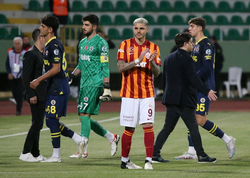 Galatasaray's Mauro Icardi, who scored the only goal after 50 seconds, stands on the pitch as Fenerbahce players walk off in protest. Reuters