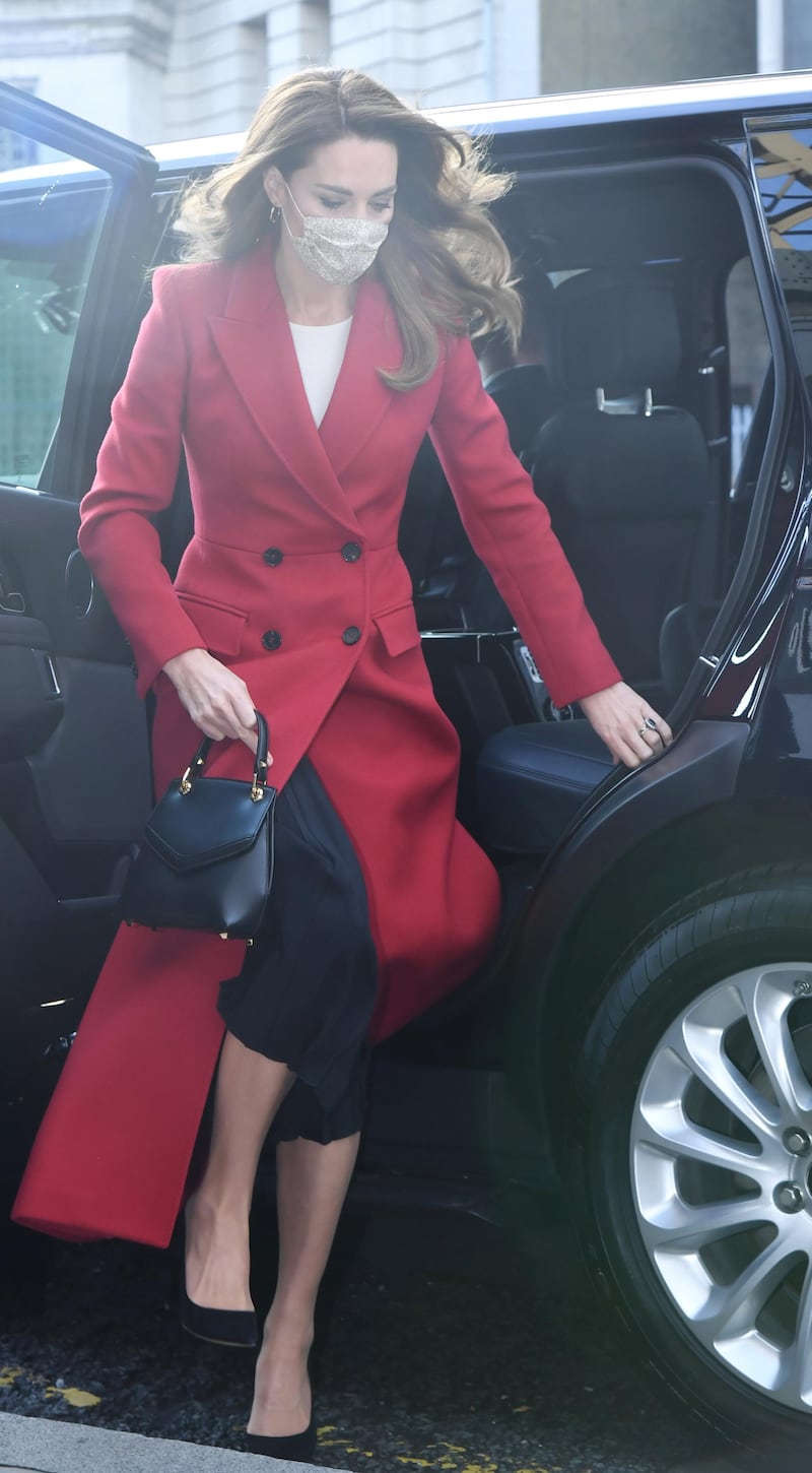 LONDON, ENGLAND - OCTOBER 20: Catherine, Duchess of Cambridge arrives for the launch of the Hold Still campaign at Waterloo Station on October 20, 2020 in London, England. (Photo by Jeremy Selwyn - WPA Pool/Getty Images)