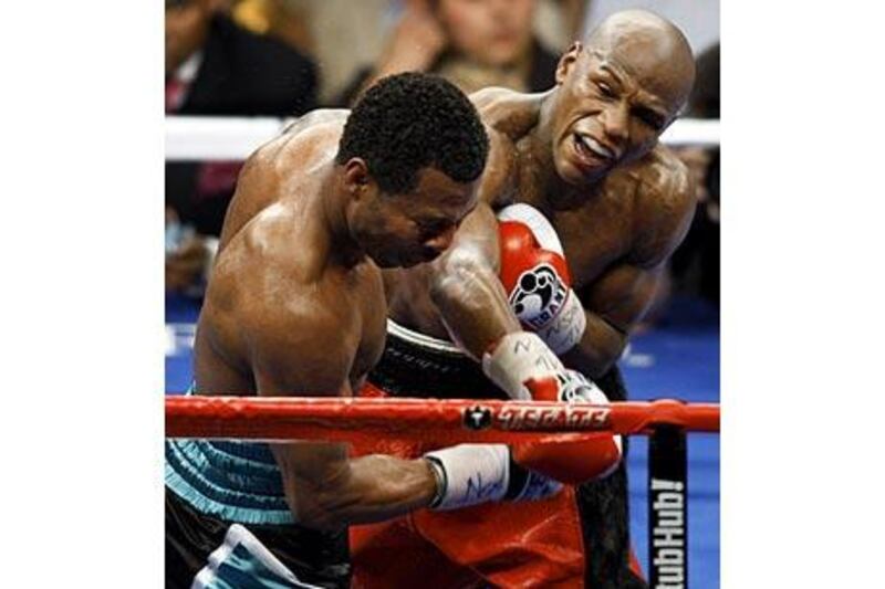 Floyd Mayweather Jr, right, beat Shane Mosley in a WBA welterweight bout on points.