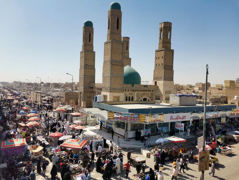 People gather in big numbers at the Friday market open-air market in central Nasiriyah in southern Iraq's province of Dhi Qar despite restrictions on movement and social distancing measures imposed by the Iraqi authorities to control the spread of the novel coronarvirus on May 15, 2020.  / AFP / Asaad NIAZI
