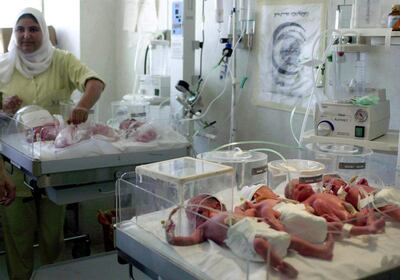 An Egyptian nurse monitors on August 16, 2008 the newborn septuplets of a woman who gave birth to four males and three females at the hospital of the University of Alexandria, 220 kms north of Cairo. The hospital named the Egyptian mother as Ghazali Ibrahim Awad who had entered the hospital in the Mediterranean port city six weeks ago to receive necessary medical care. No further details were available.  AFP PHOTO/ADEL AL-MASRY (Photo by ADEL AL-MASRY / AFP)