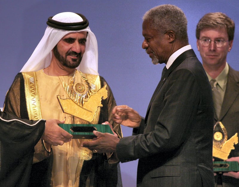 Vice President and Prime Minister of the UAE Sheikh Mohammed bin Rashid al-Maktoum (C) presents United Nations Secretary General Kofi Annan with the Zayed International Prize for the Environment in Dubai 06 February 2006.  AFP PHOTO/Nasser YUNES (Photo by NASSER YOUNES / AFP)