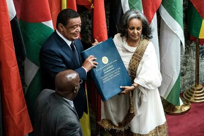 Ethiopia's first female President Sahle-Work Zewde (R) recieves a book of the Constitution from former President Mulatu Teshomea (L) at the Parliament in Addis Ababa on October 25, 2018.  / AFP / EDUARDO SOTERAS
