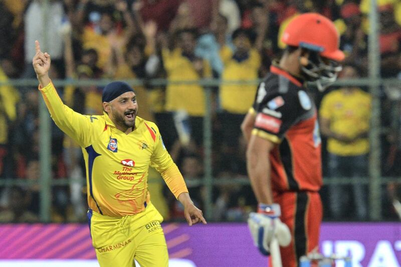 Chennai Super Kings captain bowler Harbhajan Singh (L) reacts as he celebrates the dismissal of Royal Challengers Bangalore batsman Corey J. Anderson (R) for 2 runs during the 2018 Indian Premier League (IPL) Twenty20 cricket match between Royal Challengers and Bangalore Chennai Super Kings at The M. Chinnaswamy Stadium in Bangalore on April 25, 2018. (Photo by Manjunath KIRAN / AFP) / ----IMAGE RESTRICTED TO EDITORIAL USE - STRICTLY NO COMMERCIAL USE----- / GETTYOUT