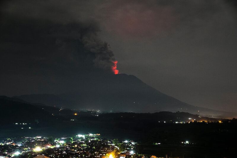 epa06354246 Mount Agung volcano spewing hot volcanic ash as seen from Karangasem, Bali, Indonesia, 27 November 2017. According to media reports, the Indonesian national board for disaster management raised the alert for the Mount Agung volcano to the highest status and closed the Ngurah Rai International Airport in Bali due to the ash cloud rising from the volcano.  EPA/MADE NAGI