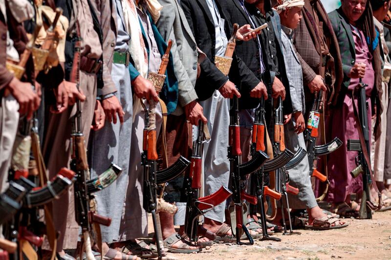 Yemeni men stand with Kalashikov assault rifles during a tribal meeting in the Huthi rebel-held capital Sanaa on September 21, 2019, as tribesmen donate foodstuffs and funds to fighters loyal to the Huthis along the fronts.  / AFP / MOHAMMED HUWAIS
