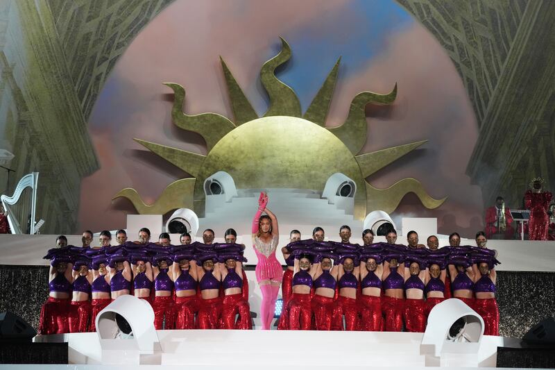 Beyonce with the Mayyas. Photo:  Kevin Mazur/Getty Images for Atlantis The Royal)