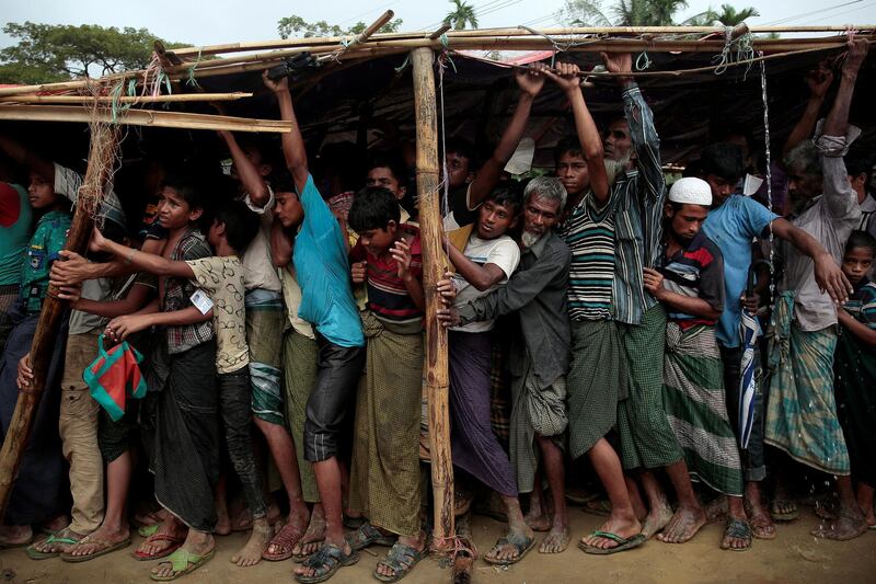 Rohingya refugees jostle as they line up for a blanket distribution under heavy rainfall at the Balukhali camp near Cox's Bazar, Bangladesh December 11, 2017. REUTERS/Alkis Konstantinidis     TPX IMAGES OF THE DAY