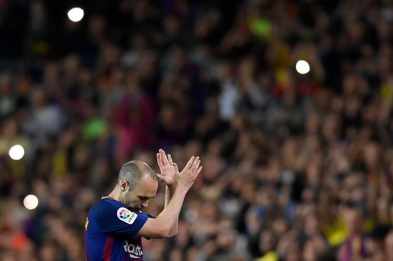 TOPSHOT - Barcelona's Spanish midfielder Andres Iniesta acknowledges fans as he is substituted during the Spanish league football match between FC Barcelona and Real Madrid CF at the Camp Nou stadium in Barcelona on May 6, 2018. / AFP PHOTO / LLUIS GENE