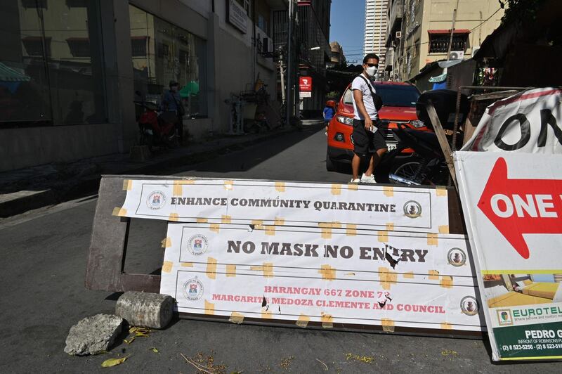 A road block in Manila, where a quarantine was imposed on March 14, 2020 to prevent the spread of the novel coronavirus. AFP