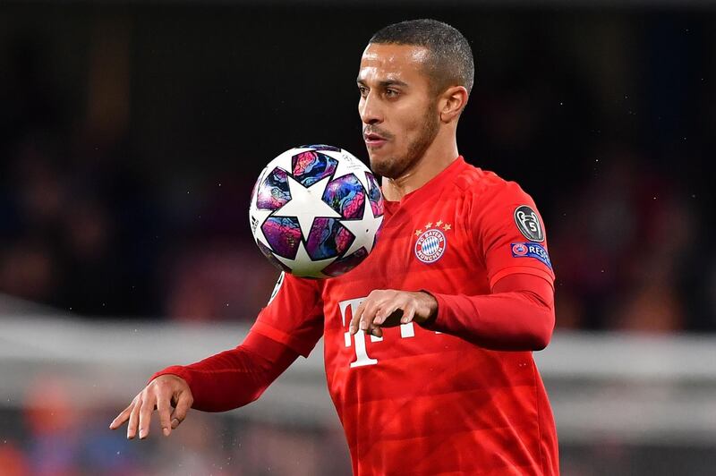 (FILES) This file photo taken on February 25, 2020 shows Bayern Munich's Spanish midfielder Thiago Alcantara playing the ball during the UEFA Champion's League round of 16 first leg football match between Chelsea and Bayern Munich at Stamford Bridge in London.  Thiago Alcantara is reportedly stalling on extending his Bayern Munich contract with the Spain midfielder, who has been linked to Liverpool, said to be considering leaving the German champions after seven years. / AFP / Ben STANSALL
