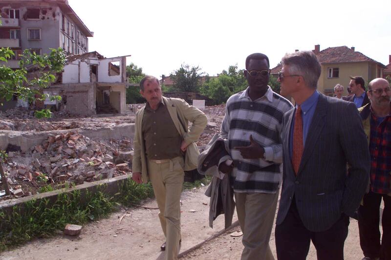 Sergio Viera de Mello, UN undersecretary-general for humanitarian affairs, right, with members of his mission in Aleksinac, south-west of Belgrade, on May 19, 1999.  AFP