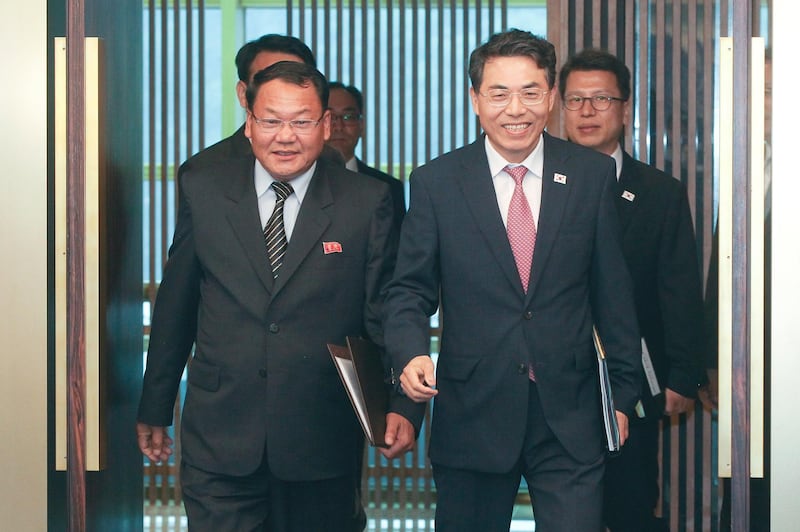 epa06840448 Kim Jeong-ryeol (R), Vice Transport Minister of South Korea, and his counterpart Kim Yun-hyok (L), Vice Railroad Minister of North Korea, arrive to meeting on the southern side of the truce village of Panmunjom, in Gyeonggi-do, South Korea, 26 June 2018.  EPA/KOREA POOL / POOL