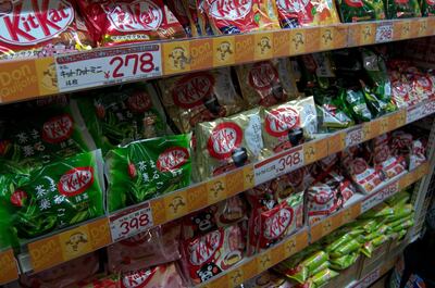 MP16CT Selection of different flavoured KitKat chocolate bars in Don Quijote, Japan. Kayleigh Huelin / Alamy Stock Photo