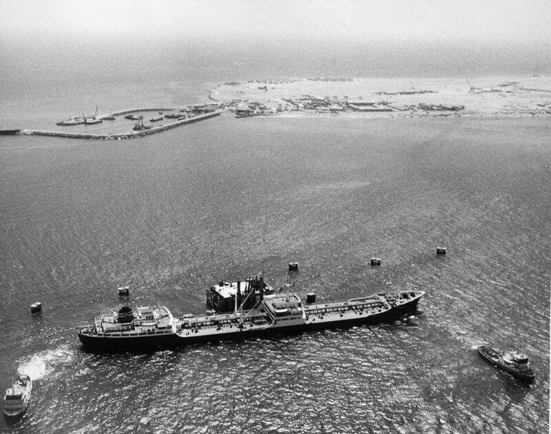 Abu Dhabi, UAE. 4 July 1962. An aerial view of tugs manoeuvring the 'British Signal' away from the Das Island loading platform after loading with 33,476 tons of crude oil on 4th July 1962 *** Local Caption *** *eds note* Mandatory Credit - Courtesy BP Archive
