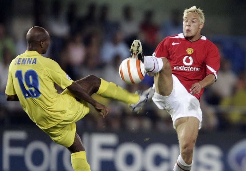 Villarreal's Brazilian Marcos Sena (L) fights for the ball with Manchester United's Alan Smith during their Champions league Group D football match at the Madrigal stadium in Villarreal, 14 September 2005. AFP PHOTO/ JOSE JORDAN (Photo by JOSE JORDAN / AFP)